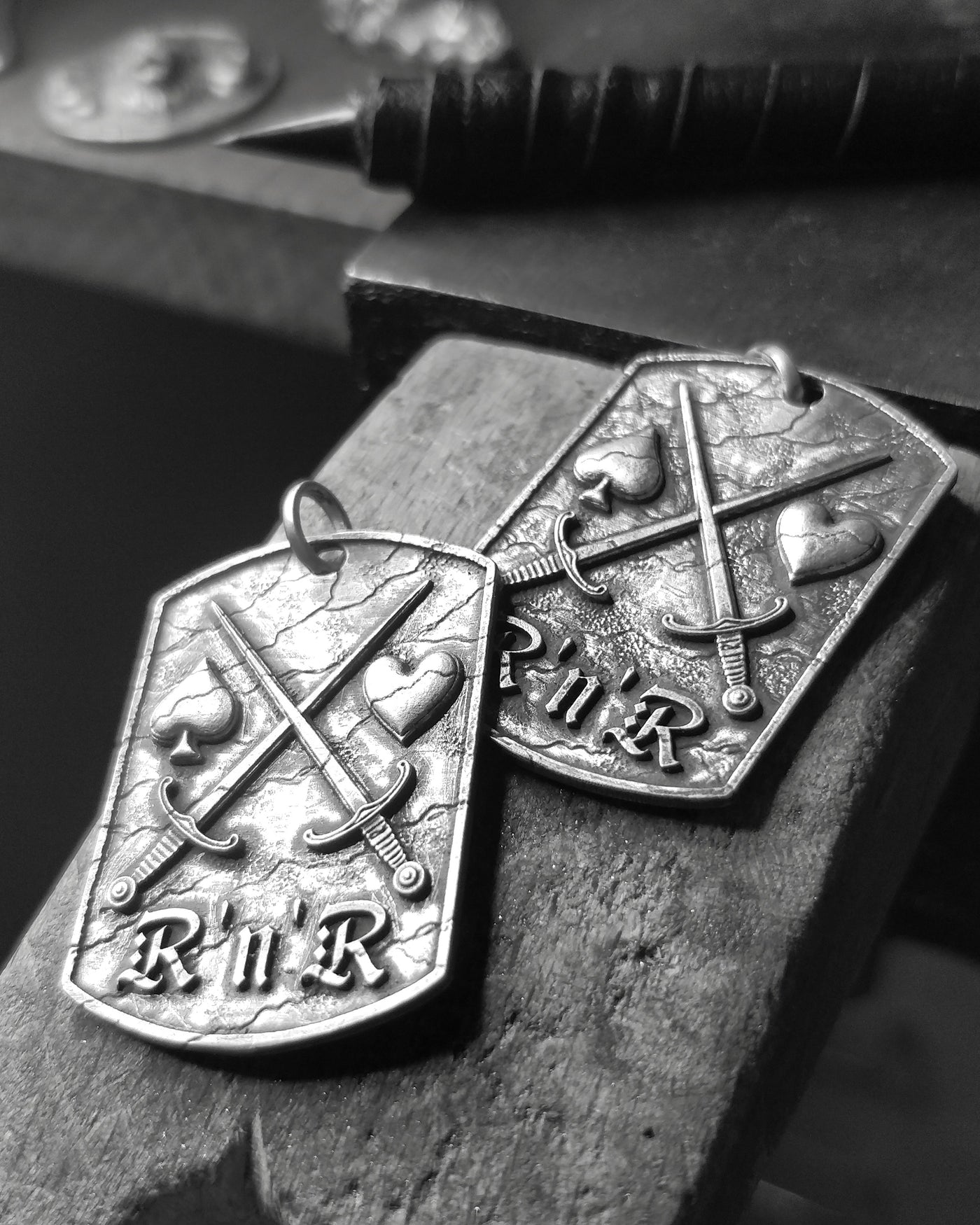 ROCK'N'ROLL SWORDS MEDAL