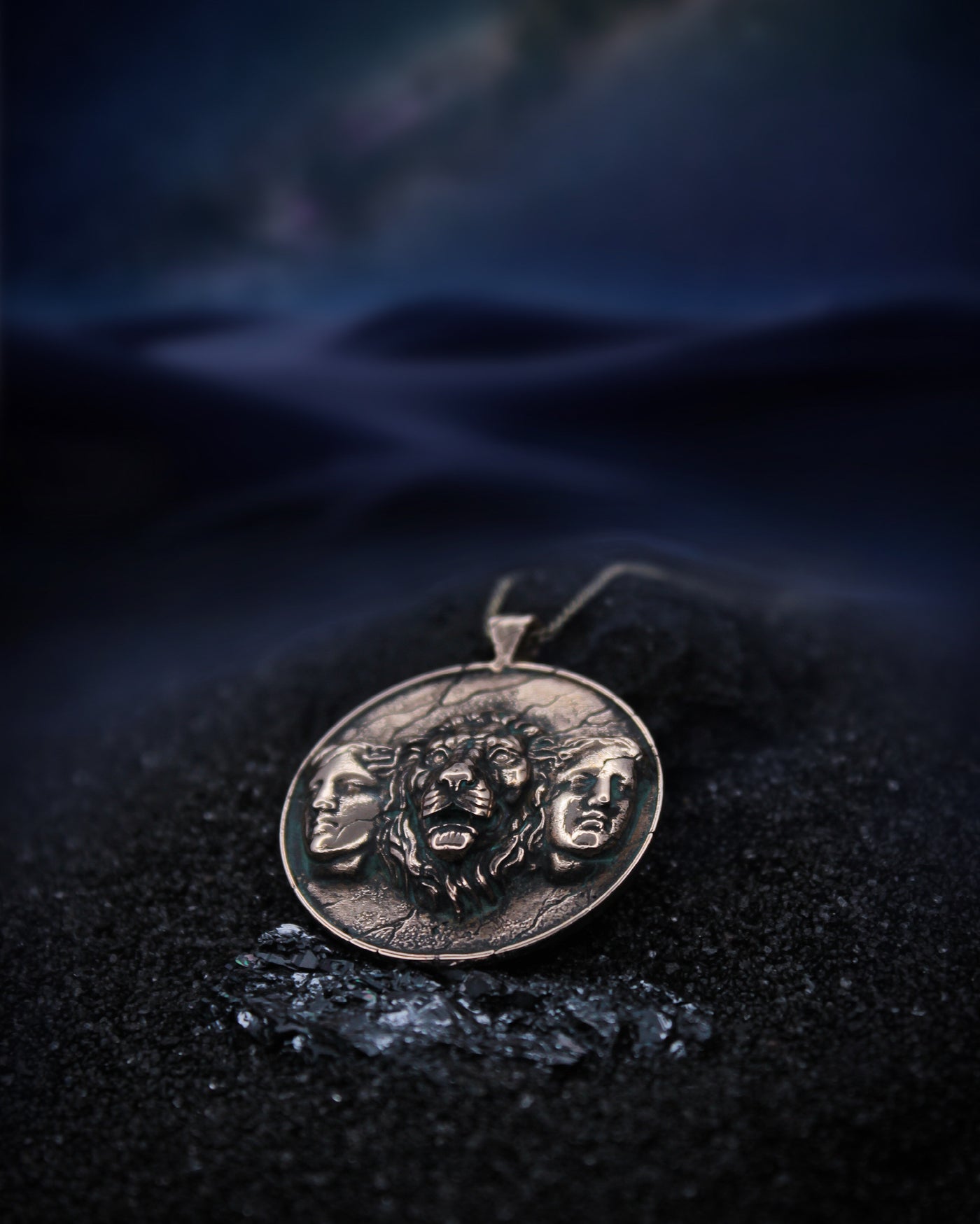 MEDAL WITH LION AND CLASSIC HEADS