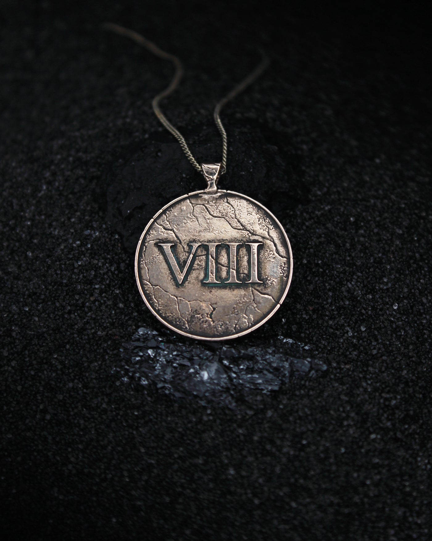 MEDAL WITH LION AND CLASSIC HEADS